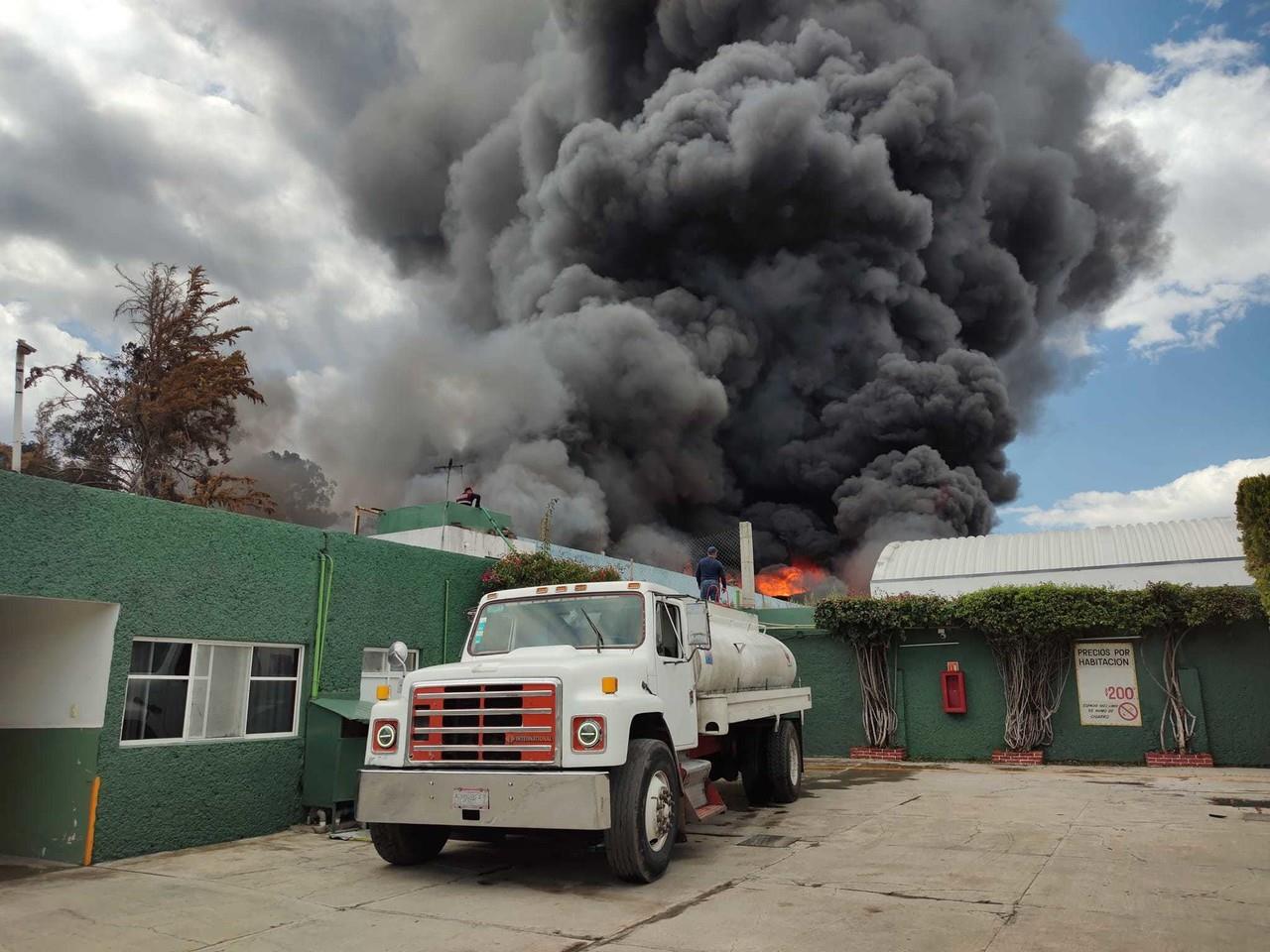 El incendio en una fábrica de químicos en el municipio de Chicoloapan puso en jaquea los bomberos de varios municipios, durante más de tres horas trabajaron para sofocar el fuego. Foto: Cortesía