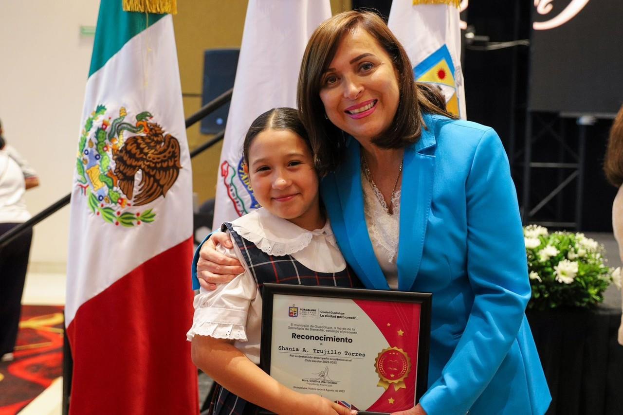 La alcaldesa Cristina Díaz premió a alumnos destacados en la Olimpiada Estatal del Conocimiento. Fotos. Cortesía