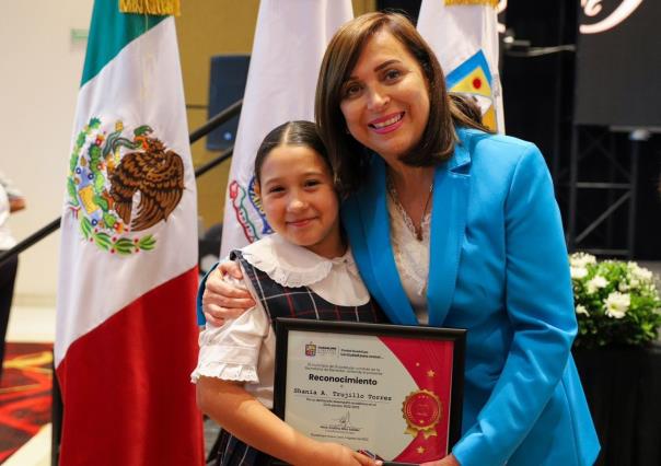 Cristina Díaz premia a alumnos sobresalientes en Olimpiada del Conocimiento