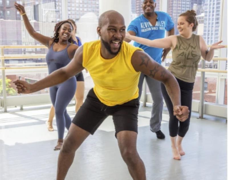 O’Shae Sibley, centro, durante una clase en la escuela de danza Ailey Extension en Nueva York. (Foto cortesía de Whitney Brown y Ailey Extension vía AP)