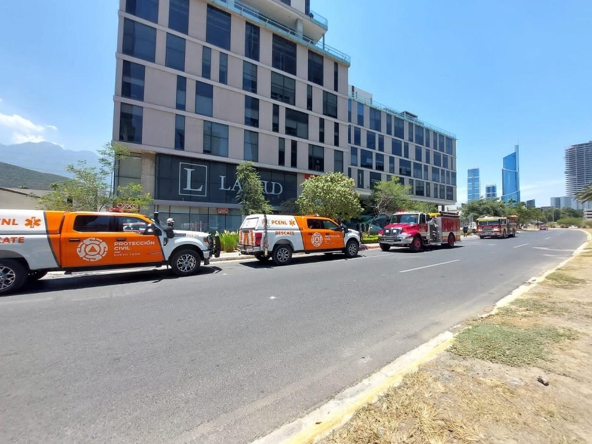 Se registra incendio en edificio Latitud de Valle Oriente