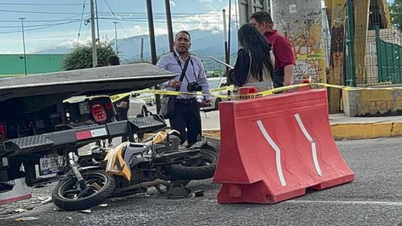 Muere una mujer que viajaba en una motocicleta como acompañante, tras choque con un auto en la carretera México-Texcoco, en Chiconautla. Foto: Captura de pantalla.