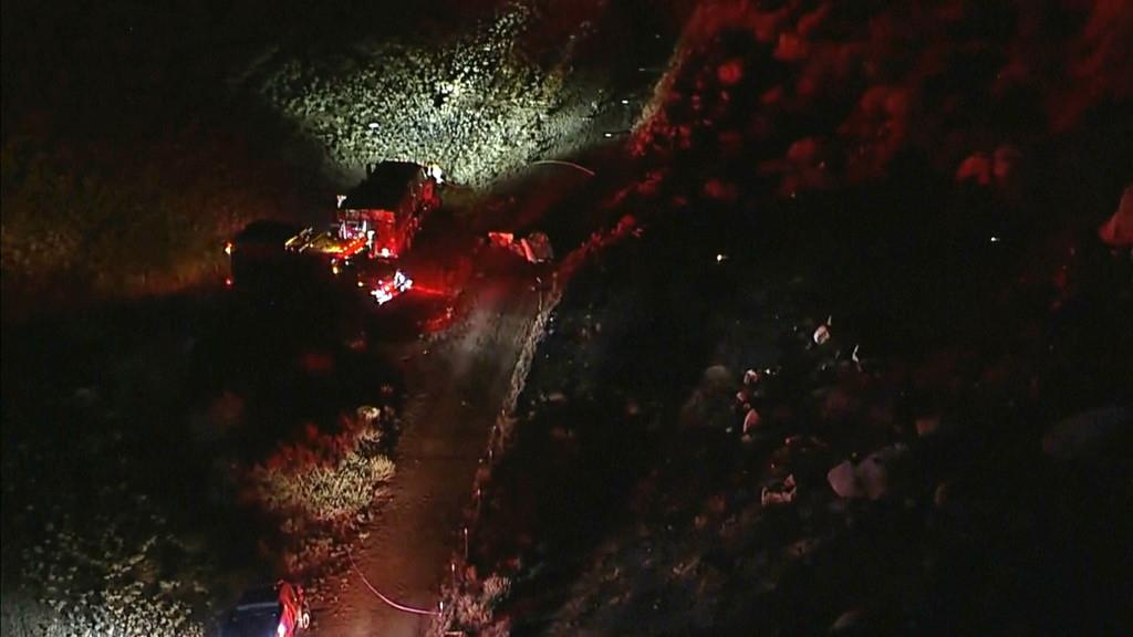 Tres personas murieron en el siniestro tras una colisión aérea durante las labores de extinción de un incendio. (ABC7 Los Angeles via AP)