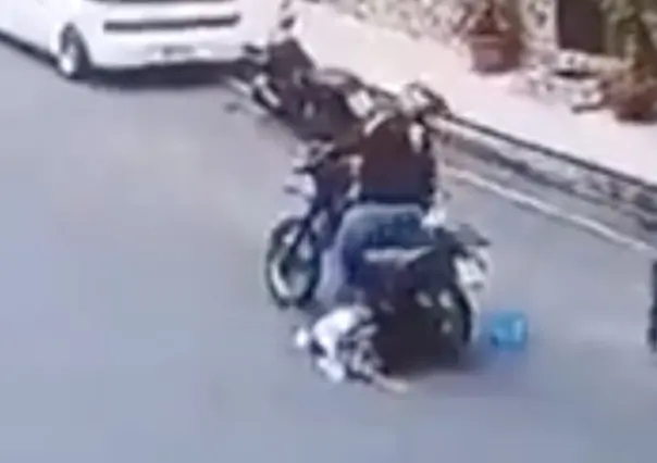 ¡Fuerte imagen! Pierde niña el brazo tras caer de una moto