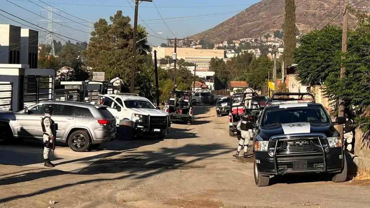 Los 5 cuerpos desnudos estaban dentro de una camioneta con placas de California, Estados Unidos. Foto: Twitter @EUA_Email