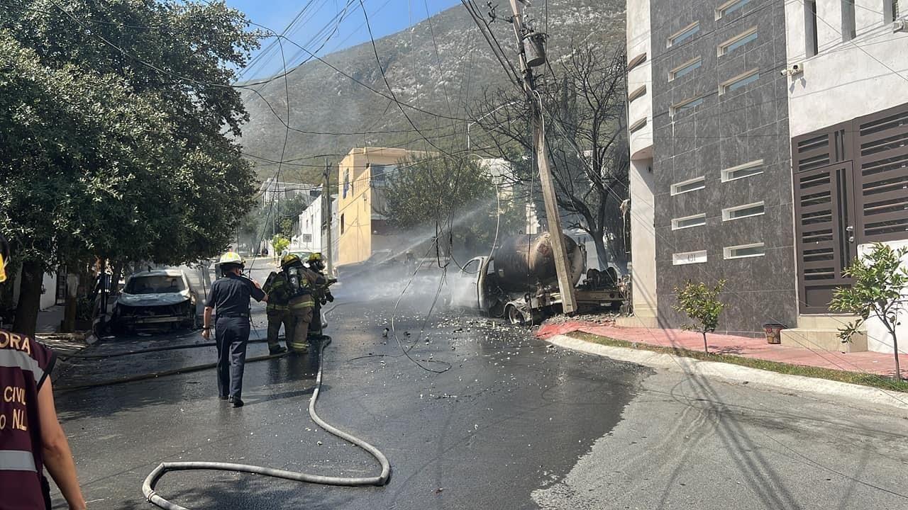 Se incendia pipa tras impactarse contra un poste de la CFE