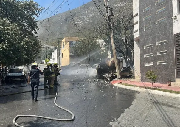 Se incendia pipa tras impactarse contra un poste de la CFE