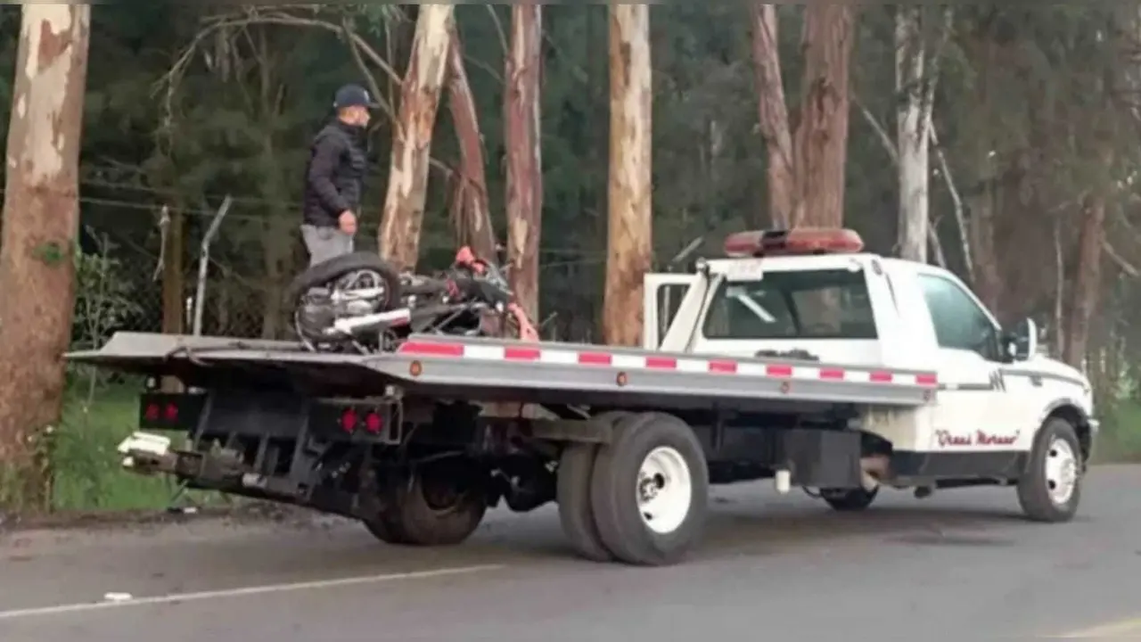 Una moto chocó con un árbol, dejando saldo de 2 jóvenes muertos y uno más heridos, en la carretera Tenancingo-Tenería. El accidente provocó el cierre de la carretea por un par de horas. Foto: Cortesía