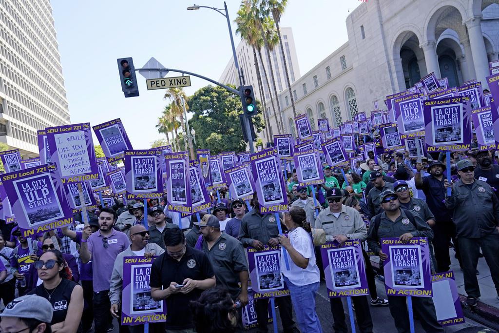 Trabajadores protestan afuera del Ayuntamiento de Los Ángeles, el martes 8 de agosto de 2023. (AP Foto/Ryan Sun)