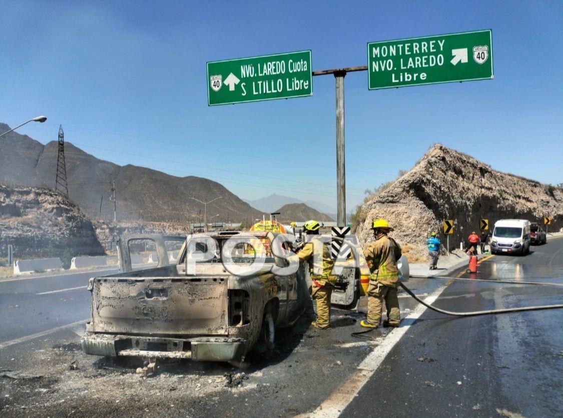 Incendio consume camioneta en Santa Catarina