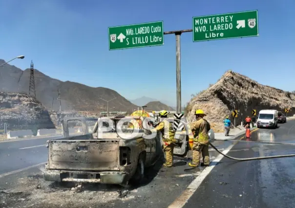 Incendio consume camioneta en Santa Catarina