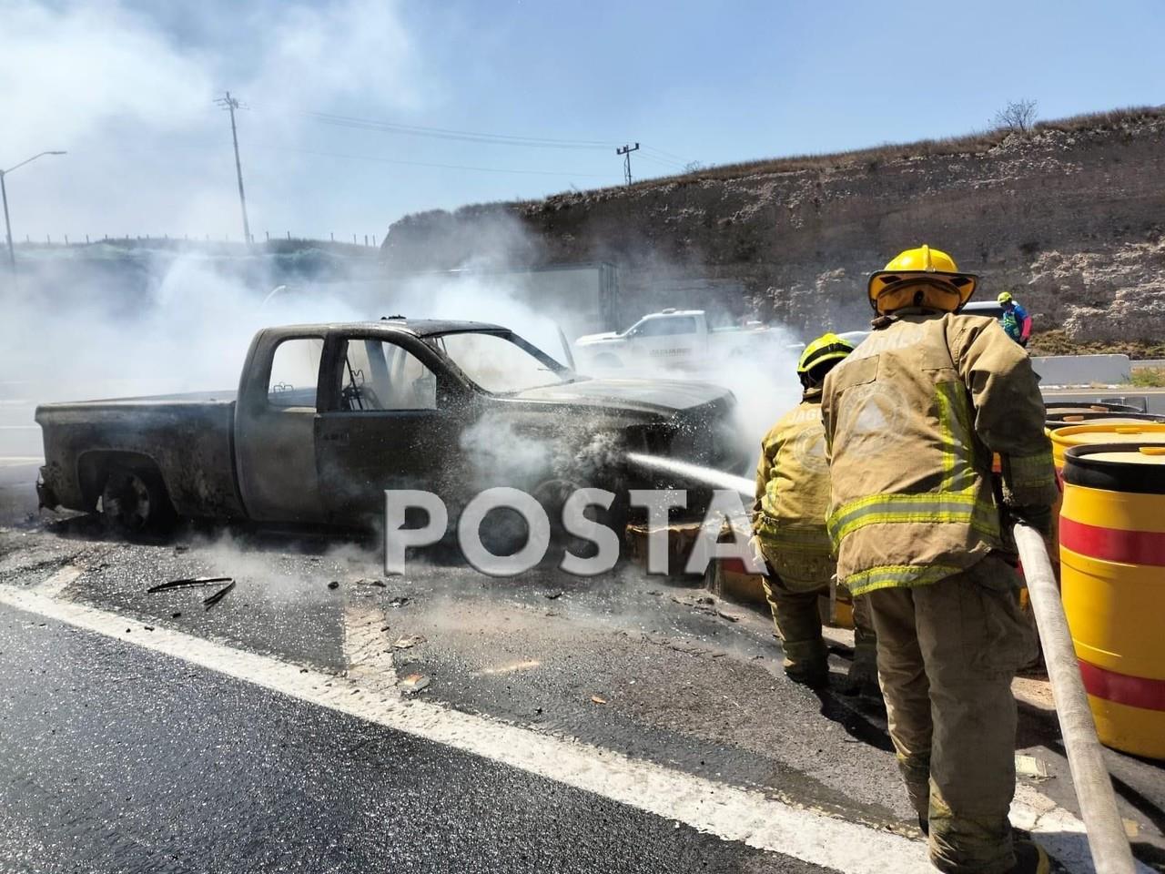 Incendio consume camioneta en Santa Catarina