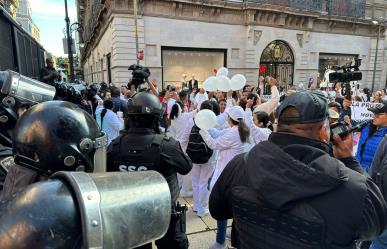 Médicos irrumpen en Zócalo para manifestarse frente a Palacio Nacional