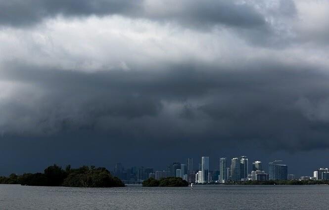 La lluvia, el viento y el granizo azotaron casi toda la costa este de Estados Unidos, desde Alabama hasta Nueva York, donde se llegaron a emitir alertas por tornados. Foto: AP.