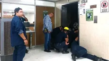 7 personas quedan atrapadas en elevador de clínica del IMSS en Monclova.@Notytend ·