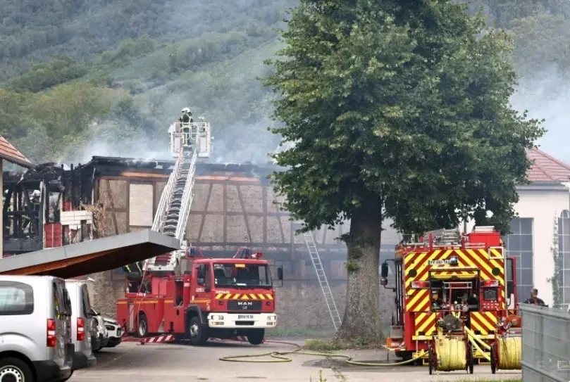 Los bomberos tratan de extinguir el incendio desatado en un albergue de vacaciones para personas con discapacidad, el 9 de agosto de 2023 en Wintzenheim, al este de Francia (Sébastien Bozon-AFP))