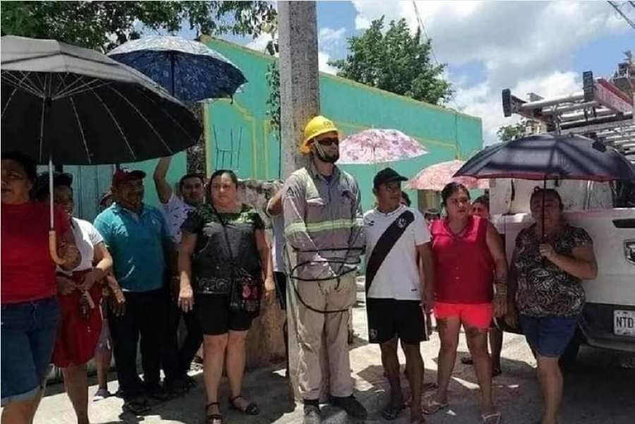 Vecinos amarran a un poste a empleado de CFE.