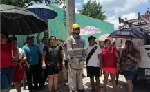 Vecinos protestan por falta de luz y amarran a un empledo de la CFE