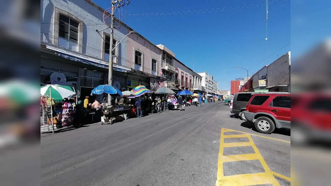 Comerciantes de la zona centro no tienen la certeza en cuanto al servicio eléctrico, pues los apagones se han intensificado, llevando ya perdidas de miles de pesos. Foto: Aida Campos.