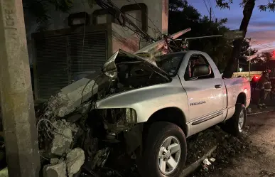 Conductor ebrio choca y derriba poste en la Miguel Hidalgo