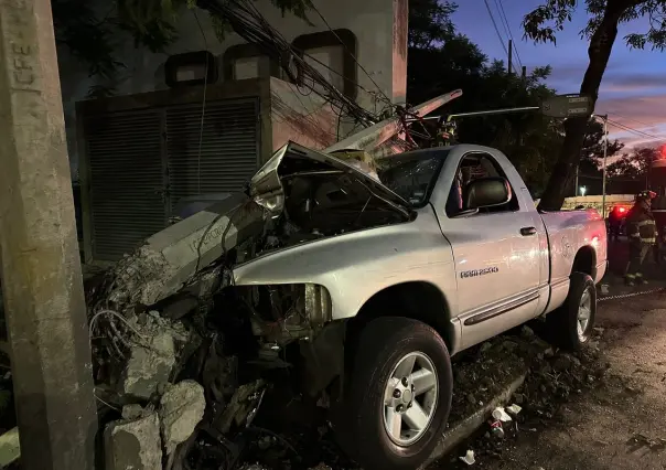 Conductor ebrio choca y derriba poste en la Miguel Hidalgo