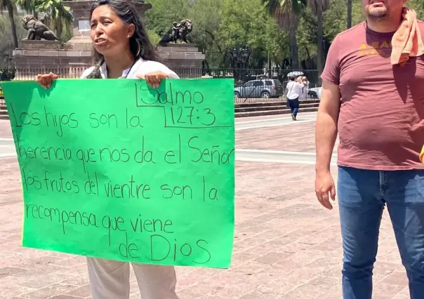 Protestan integrantes de iglesia cristiana por distribución de libros de texto