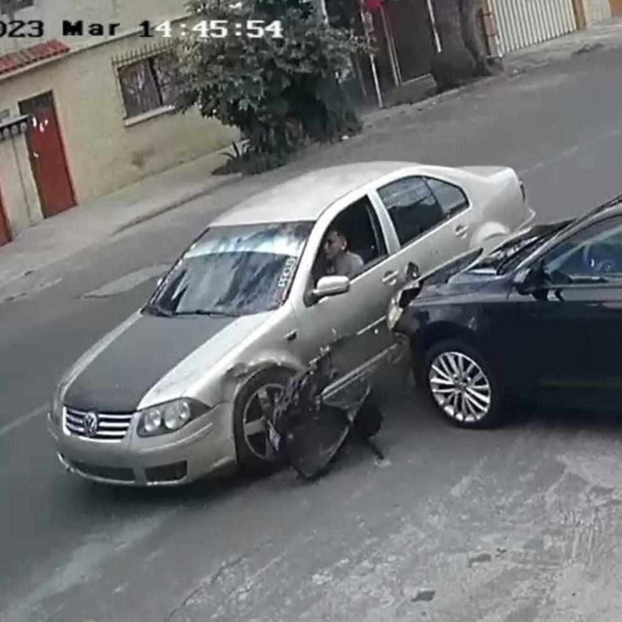 Conductor busca al propietario de un carro que chocó a otro y huyó, pero le tunden en redes sociales por estacionar mal su vehículo. Foto: Captura de pantalla