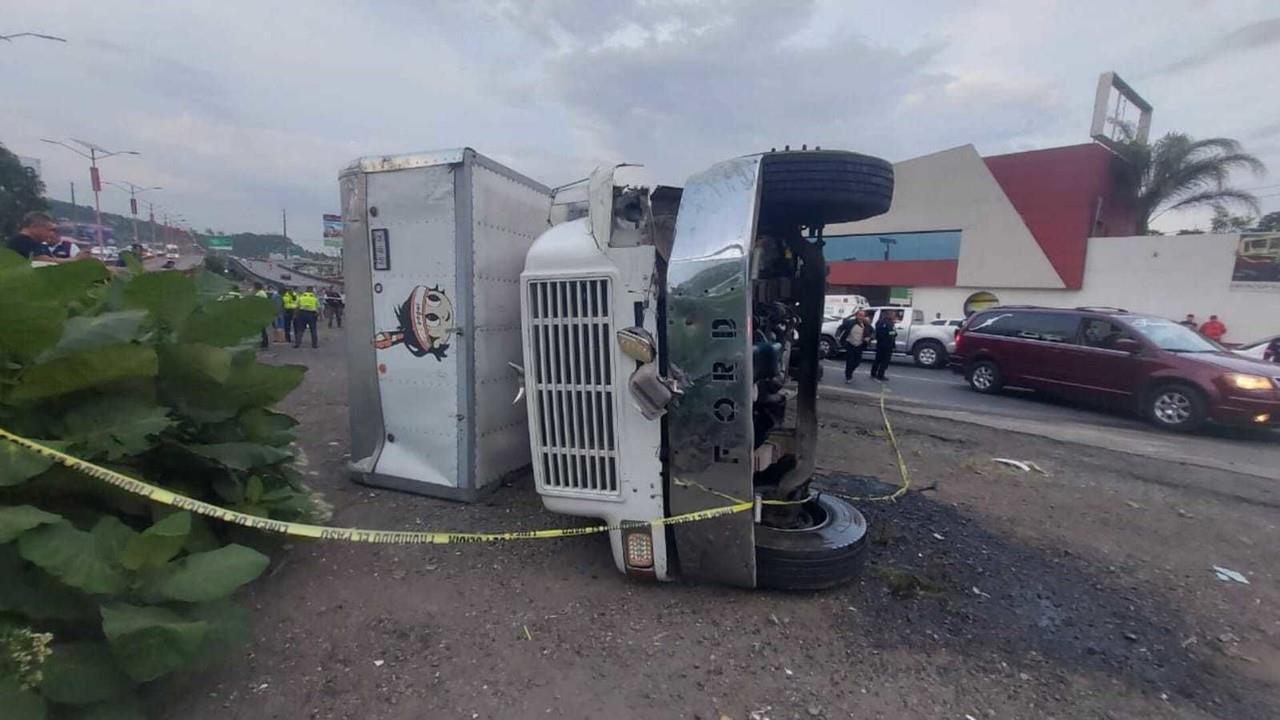 El choque múltiple y volcadura de un tráiler en la carretera México-Pachuca dejó saldo de una mujer muerta y el colapso en la vialidad. Foto: Israel Lorenzana