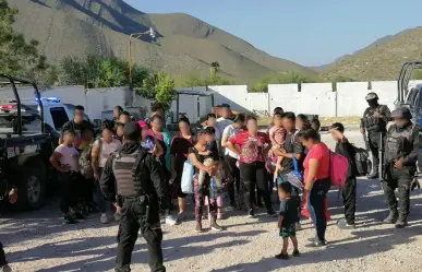 Rescatan a 73 migrantes y detienen a cuatro polleros en Galeana