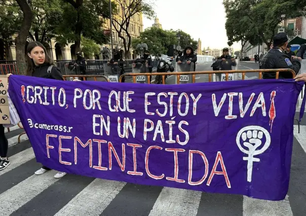 Familiares y amigos de Ariadna Fernanda protestan en el zócalo, exigen justicia