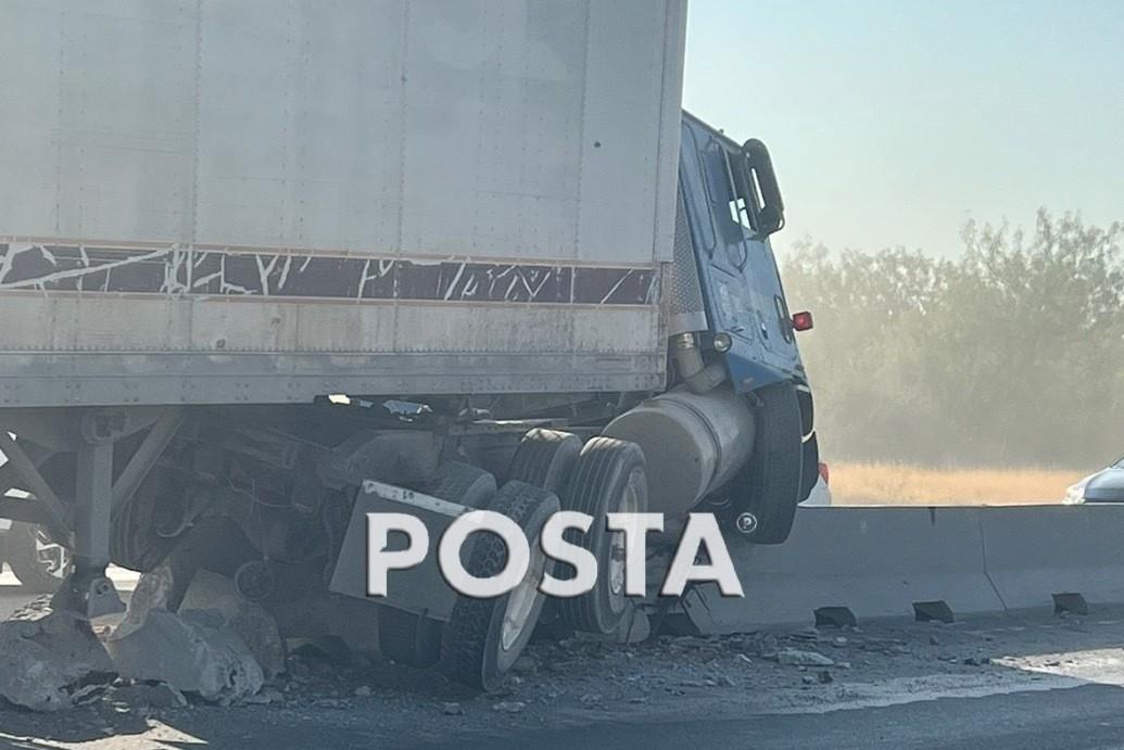 Las rocas que invadían ambas circulaciones y la unidad colapsada, provocaron una carga vehicular intensa. Foto: Raymundo Elizalde.