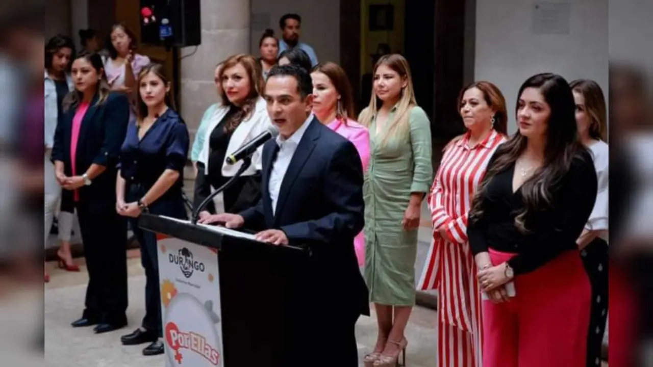 Toño Ochoa toma protesta a Mina Argumedo como nueva directora del Instituto Municipal de la Mujer. Foto: Cortesía.