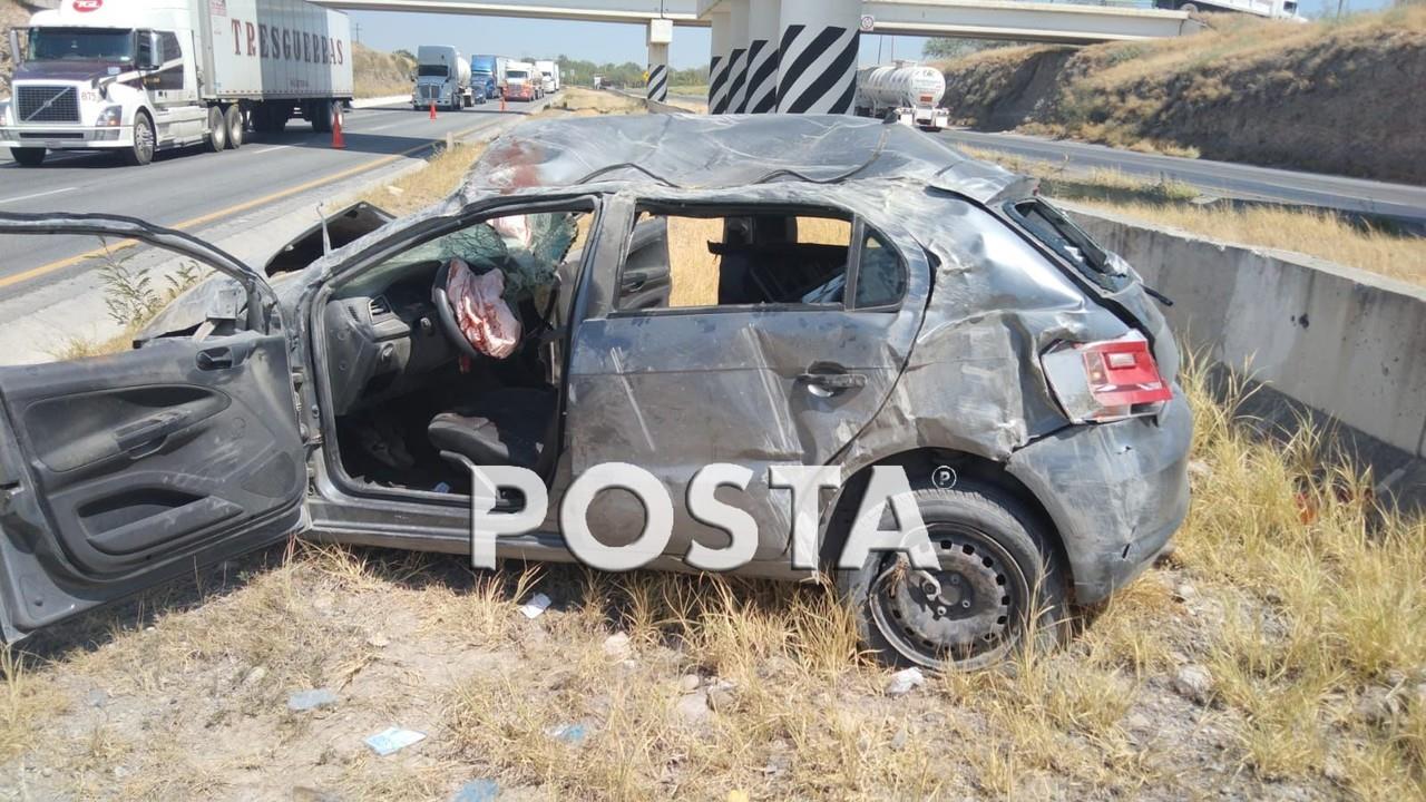 Volcadura deja una mujer grave en el Anillo Periférico de Apodaca