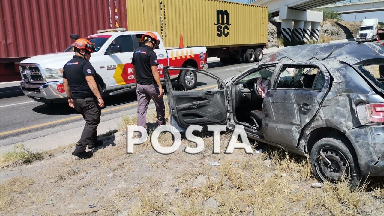 Volcadura deja una mujer grave en el Anillo Periférico de Apodaca