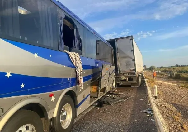 Choca autobús que salió de Monterrey contra tráiler en Torreón