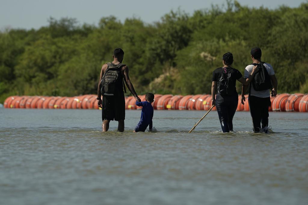 Autoridades confirman muerte de niño migrante en camino a Chicago desde Texas