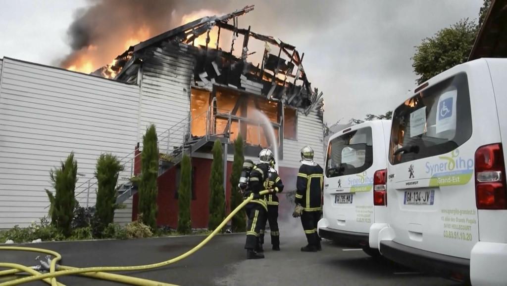 Bomberos intentan contener un incendio en una casa de descanso para adultos con discapacidades en Wintzenheim, en el noreste de Francia, el miércoles 9 de agosto de 2023. 11 personas murieron. (TNN/dpa vía AP)