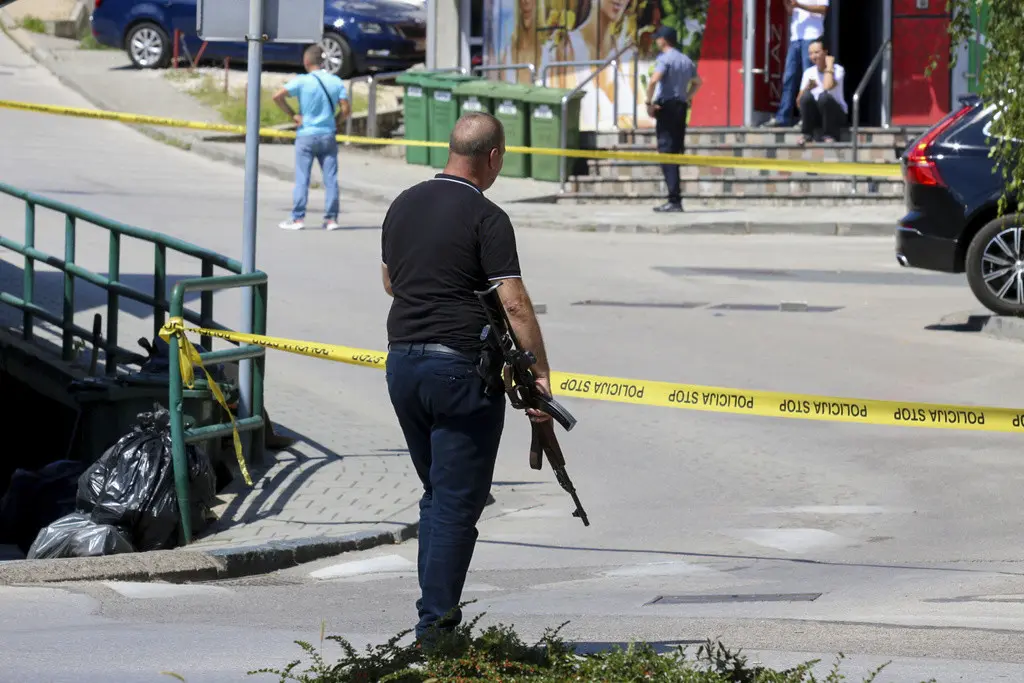 Un policía vestido de civil sostiene un rifle durante un operativo para capturar a un hombre que mató a su exesposa y lo transmitió en vivo por Instagram, en Gradacac, Bosnia, el 11 de agosto de 2023 (Foto AP)