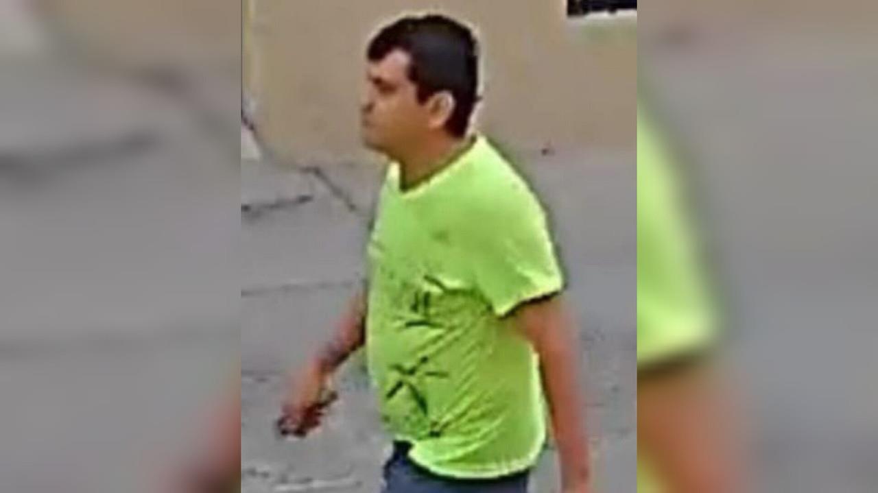 En el video difundido a través de redes se aprecia al hombre que vestía playera fluorescente, pantalón de mezclilla y zapatos negros con el arma punzocortante en la mano derecha. Foto: Twitter/ @diegosinhue