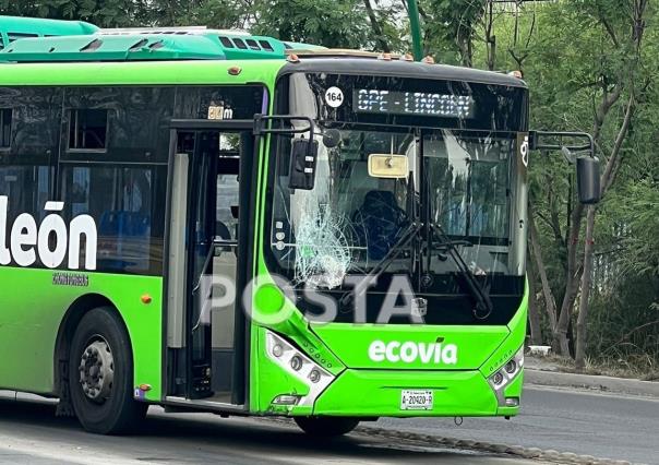 Arrolla camión de Ecovía a motociclista en Guadalupe