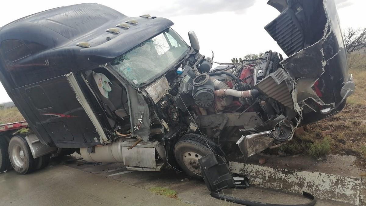 Los bomberos de Protección Civil Estatal lograron estabilizar y controlar un derrame de combustible que se produjo como consecuencia del accidente. Foto: Facebook PC Estatal Zacatecas