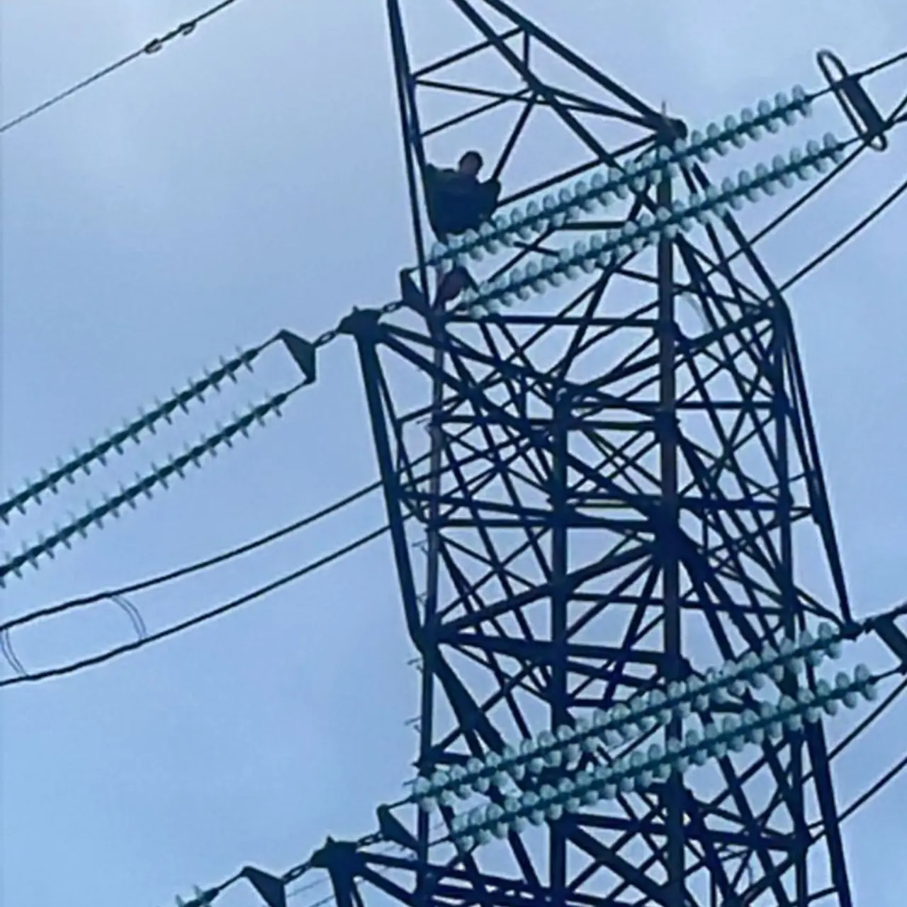 ¡No es Superman!, es “El Yuca“ sube de nuevo a una torre de luz.  Foto: Ramón Ramírez