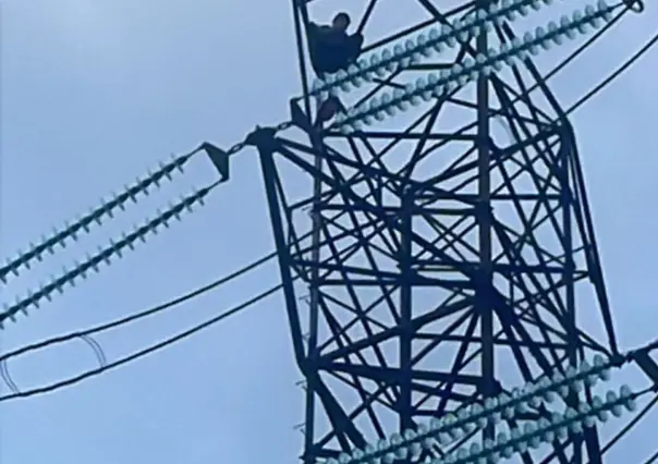 ¡No es Superman!, es “El Yuca“ sube de nuevo a una torre de luz