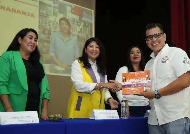 Reciben 130 negocios placas de Espacio Naranja en Edoméx