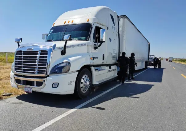 Detienen a un hombre que transportaba 64 migrantes en un tráiler en Anáhuac