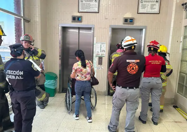 Rescatan a cuatro personas tras falla en elevador de Clínica 21 en Monterrey