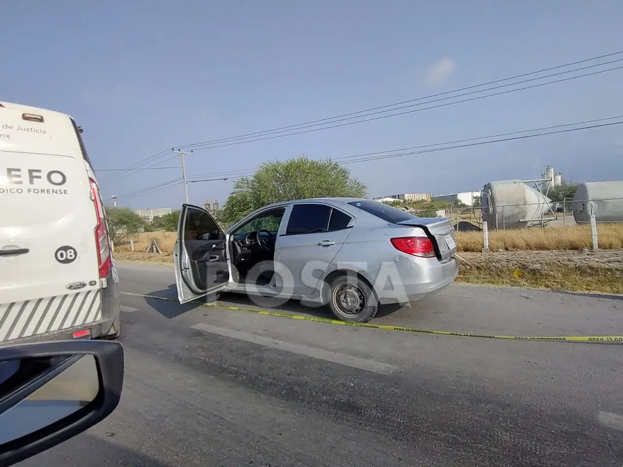 La persona sin vida fue hallada dentro de un auto Aveo color gris, mismo que estaba orillado en dirección de Monterrey al municipio de García. Foto: Raymundo Elizalde.