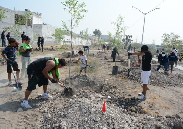 Realiza Gobierno de Apodaca brigada de reforestación en parque lineal