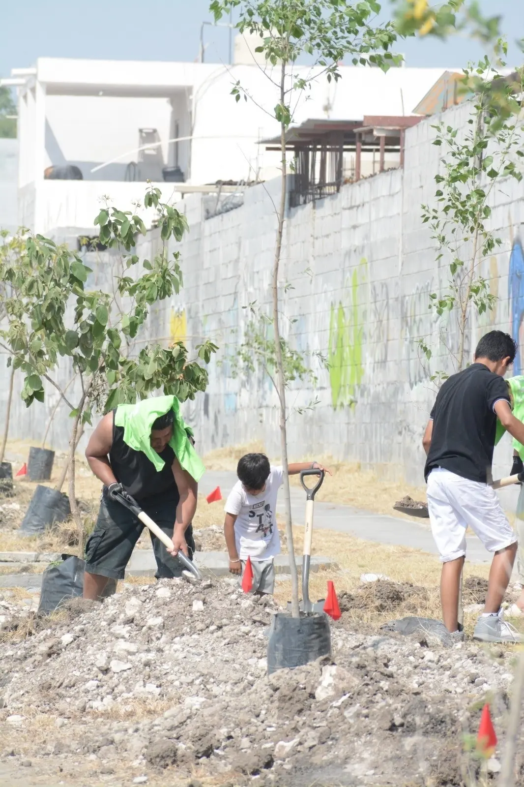 Realiza Gobierno de Apodaca brigada de reforestación en parque lineal