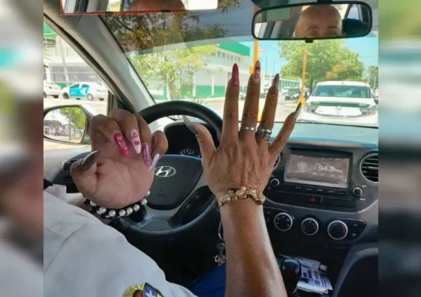 VIDEO: Taxista cantador presume sus uñas naturales al trabajar en Cancún